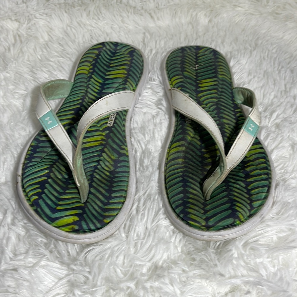 Under Armour foam flip flops size 8